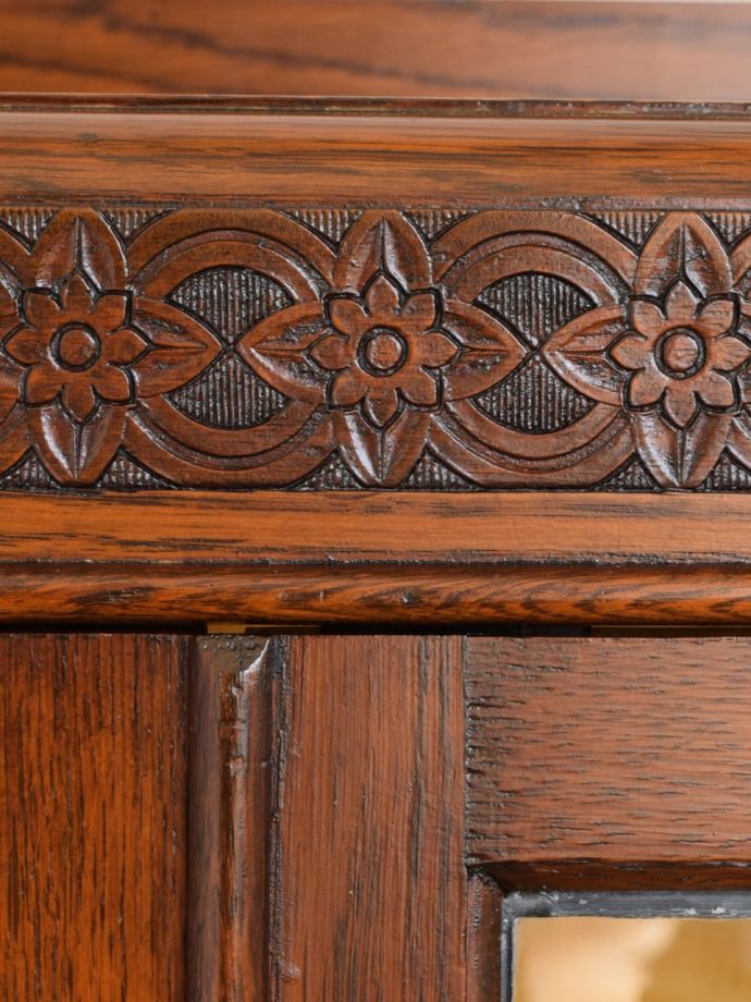 キャビネットの華やかな装飾