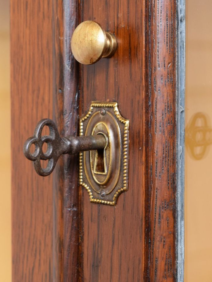 アンティーク家具の取っ手と鍵