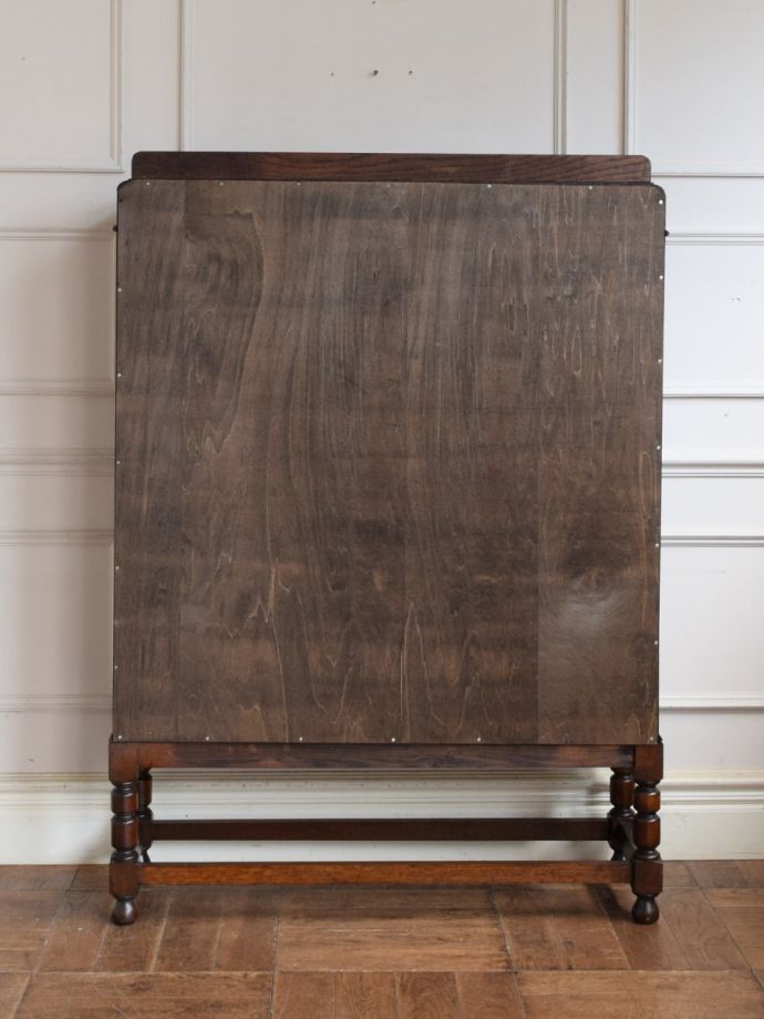 キャビネットの後ろ姿