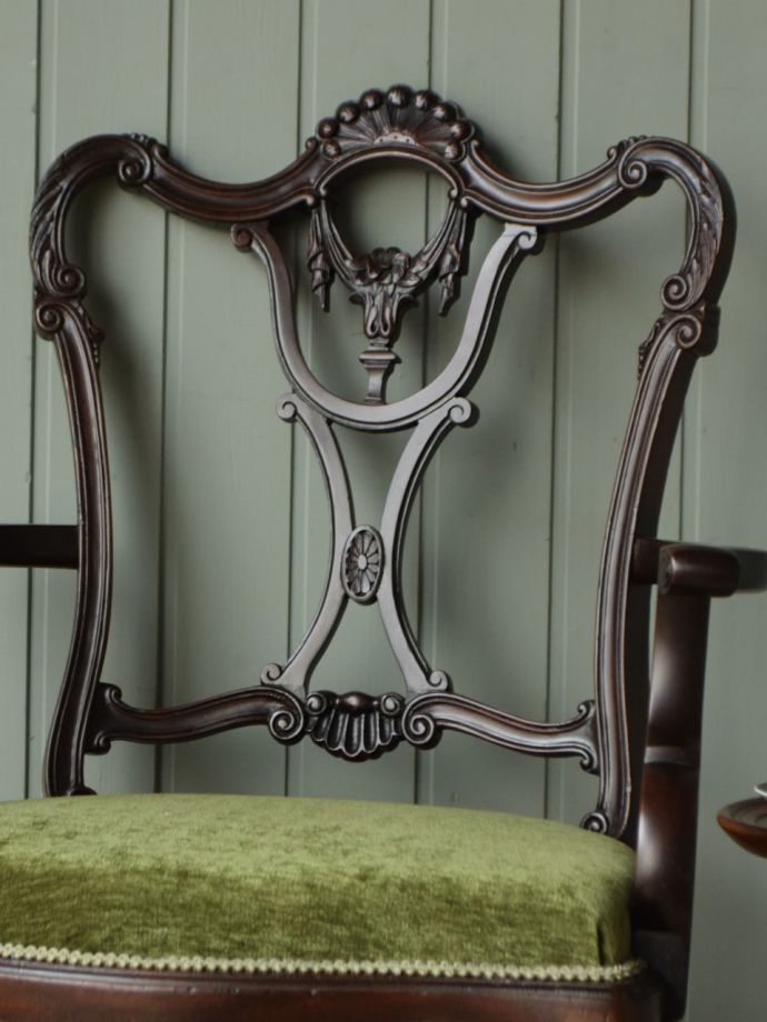 背もたれが美しいアンティークの椅子