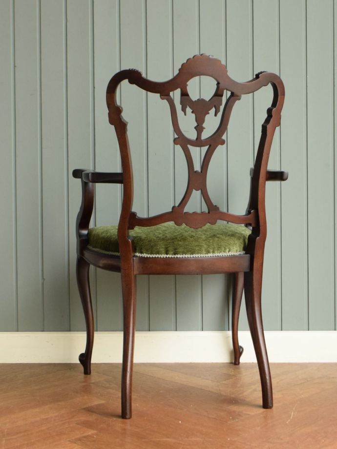 アンティークのサロンチェアの後ろ姿