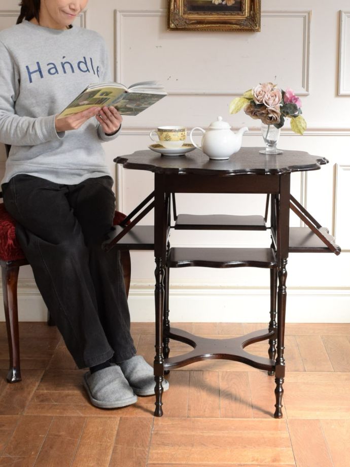 アンティークのオケージョナルテーブル