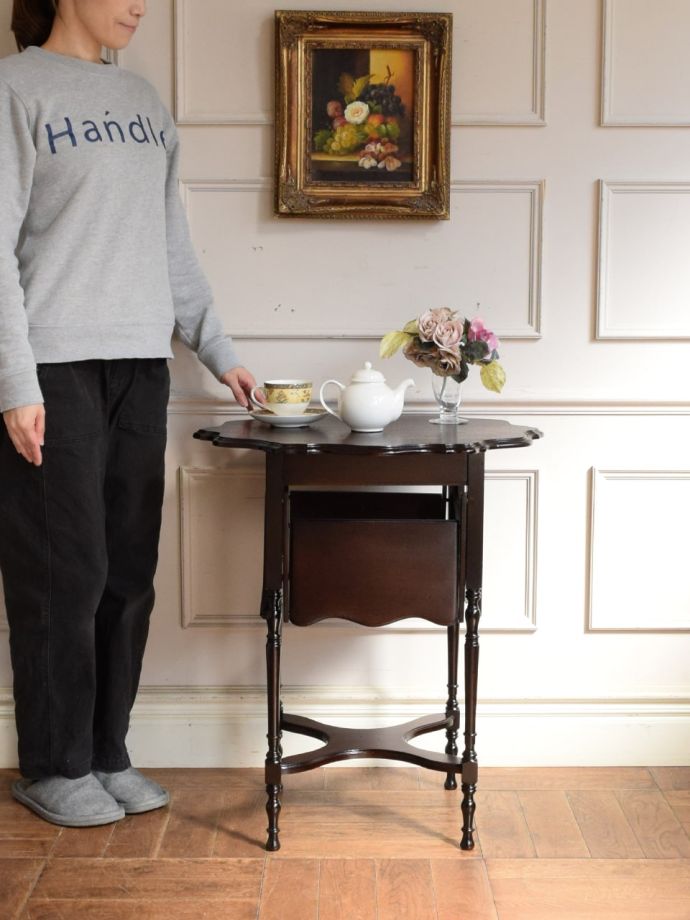 アンティークのサイドテーブル