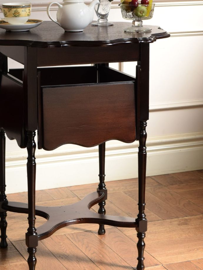 英国のアンティーク家具らしいデザイン