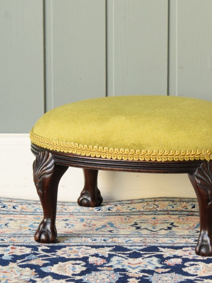 アンティークの椅子らしい美しい装飾