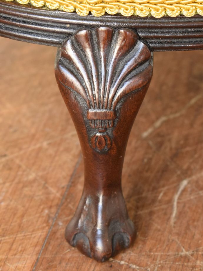 英国アンティーク家具らしい装飾