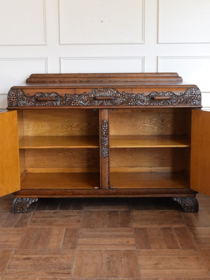 アンティークキャビネットの扉の中