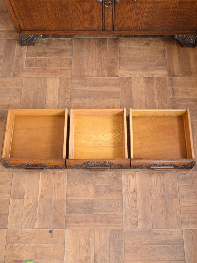 サイドボードの引き出し