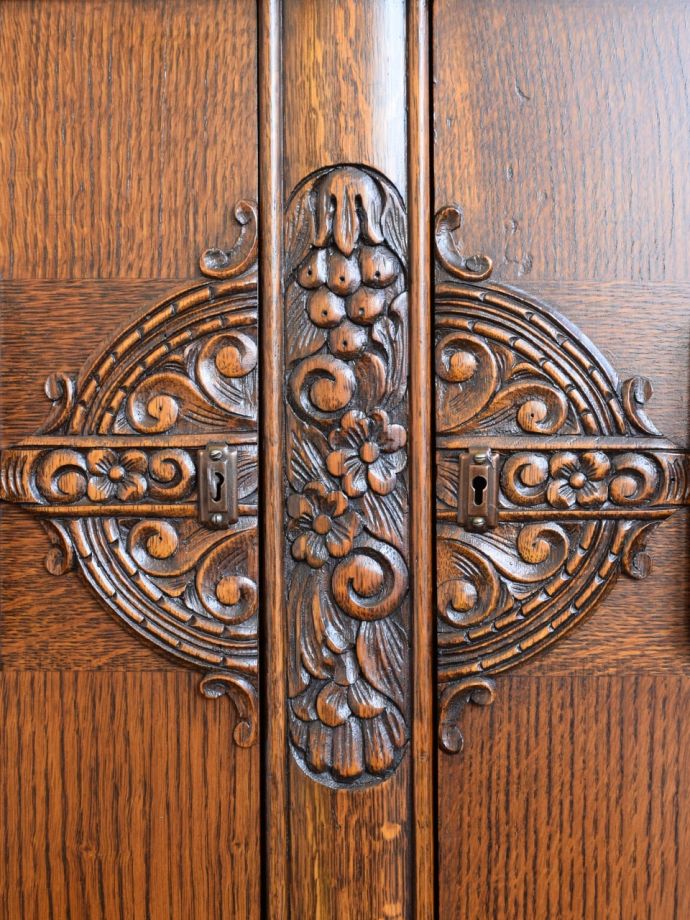 英国アンティーク家具らしい装飾