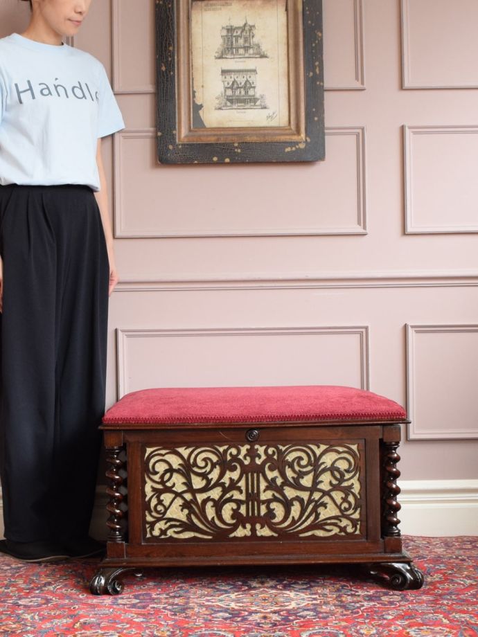 アンティークのピアノスツール