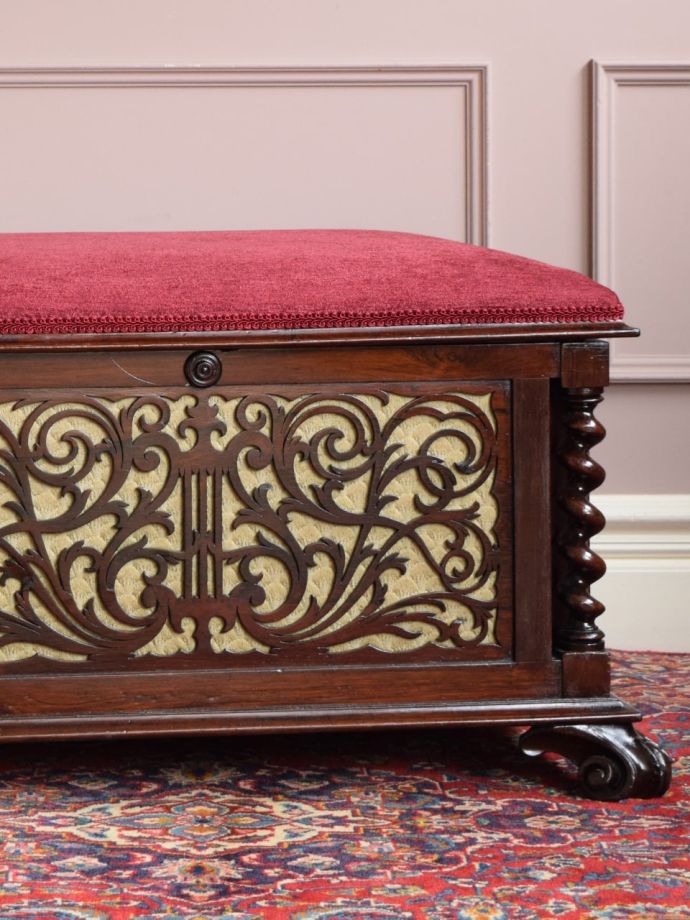 アンティークの椅子らしい美しい装飾