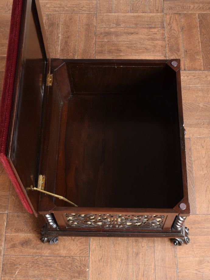 アンティークスツールの中