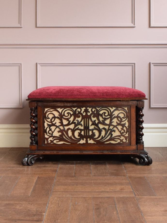 アンティークスツールの後ろ姿