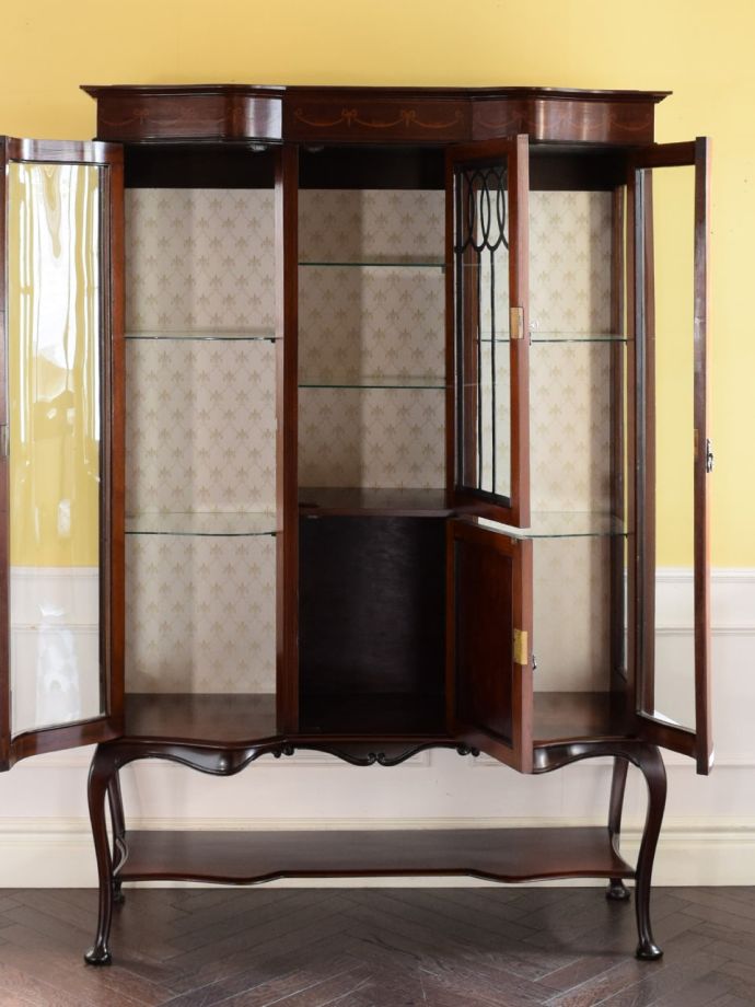 ガラスキャビネットの扉の中