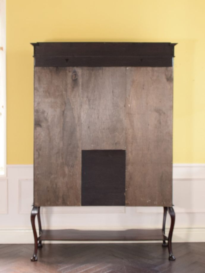 キャビネットの後ろ姿