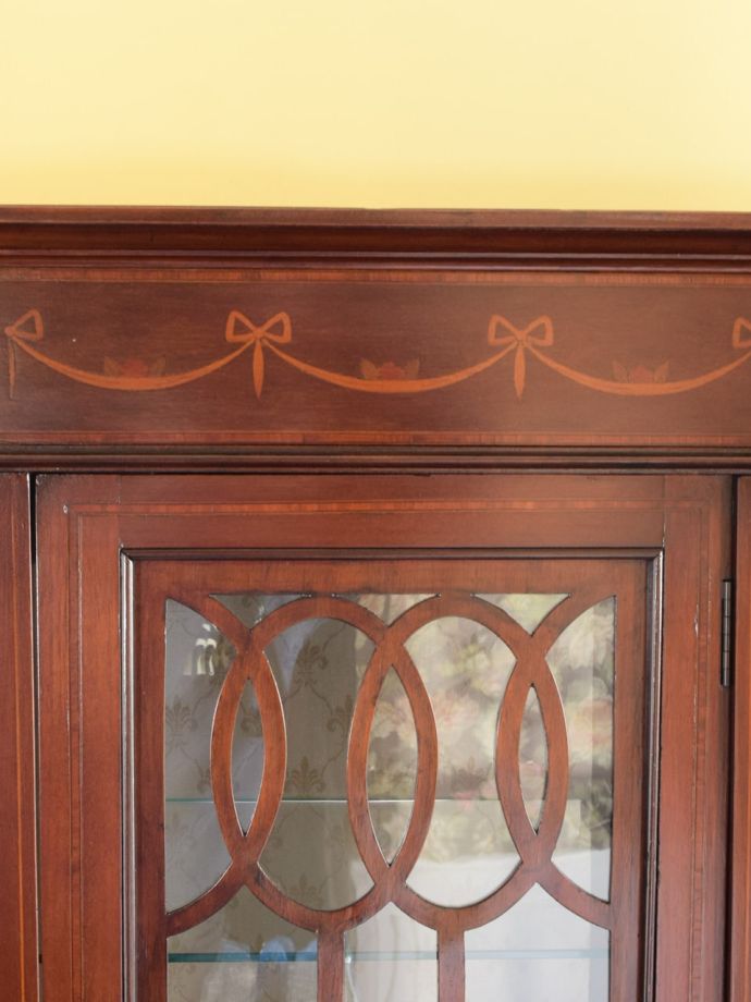 英国アンティーク家具らしい装飾