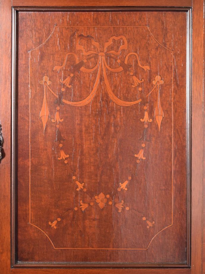 キャビネットの華やかな装飾