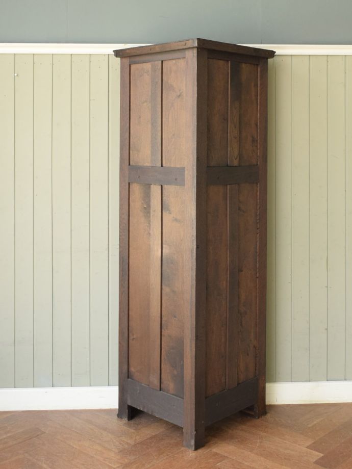 キャビネットの後ろ姿