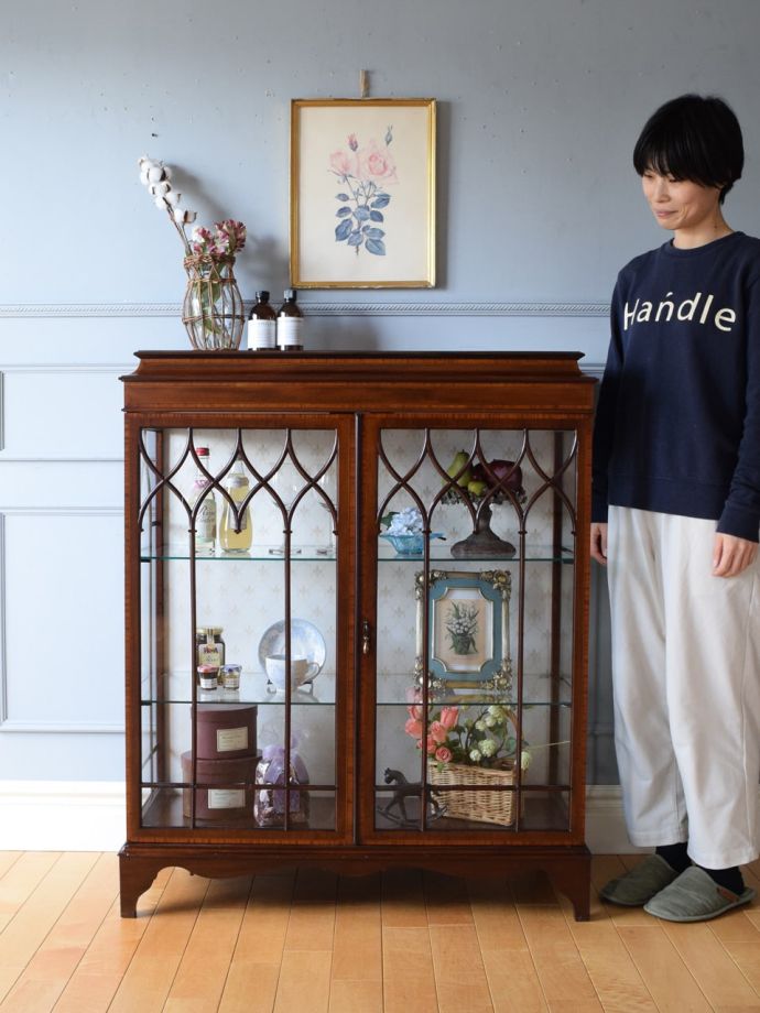 英国アンティークのガラスキャビネット