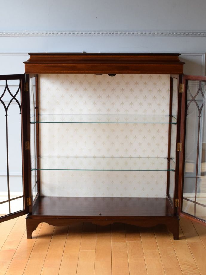 ガラスキャビネットの扉の中