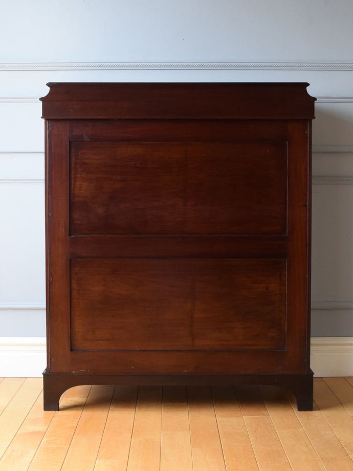 キャビネットの後ろ姿