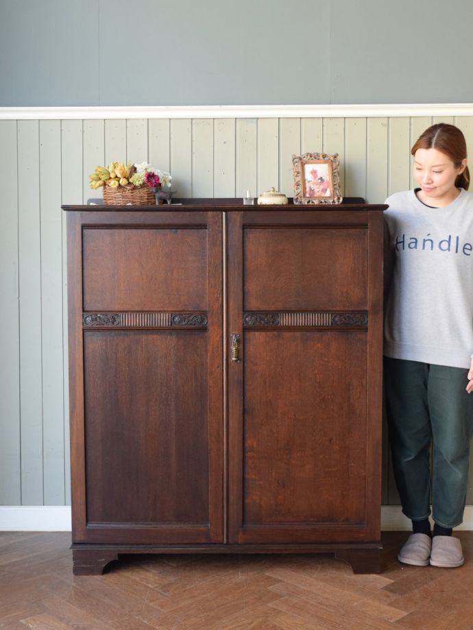 英国アンティークのワードローブ