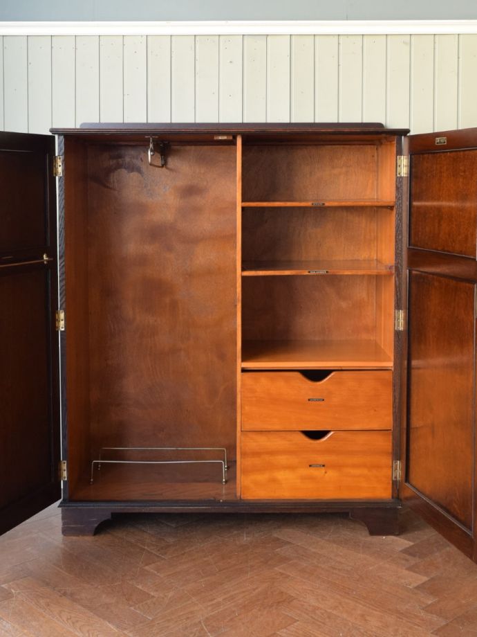 ワードローブの扉の中