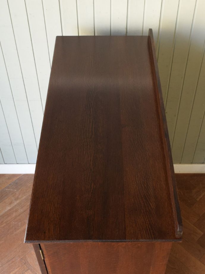 アンティークワードローブの天板