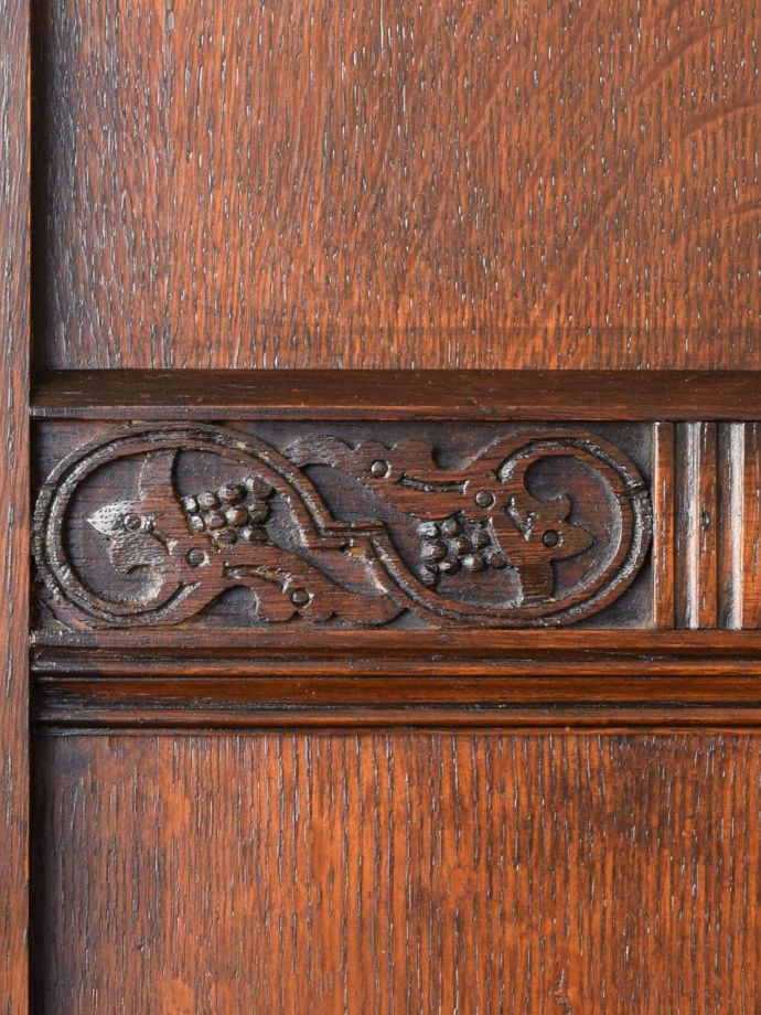 英国アンティーク家具らしい彫