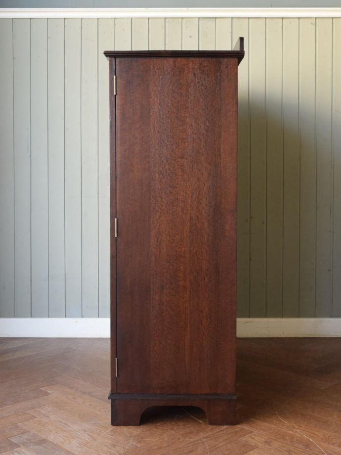 キャビネットの側面