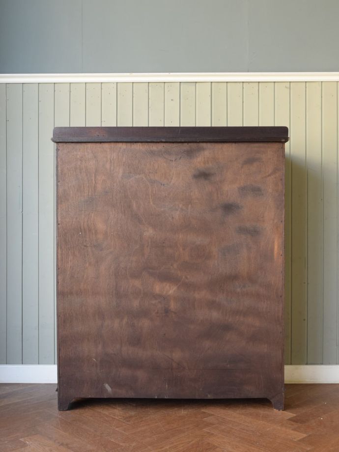 キャビネットの後ろ姿