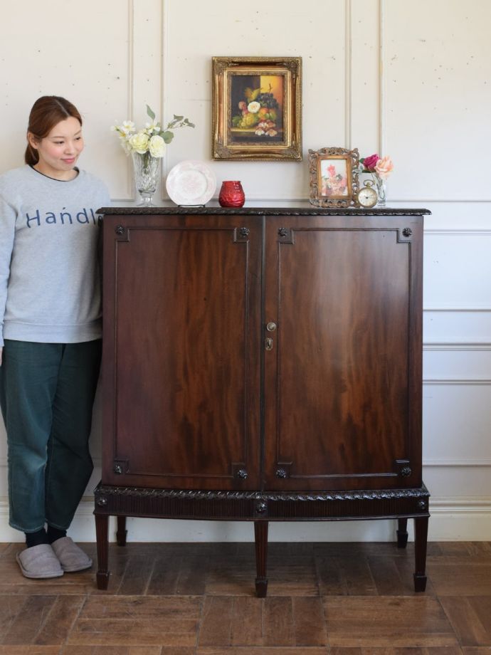 英国アンティークのサイドボード