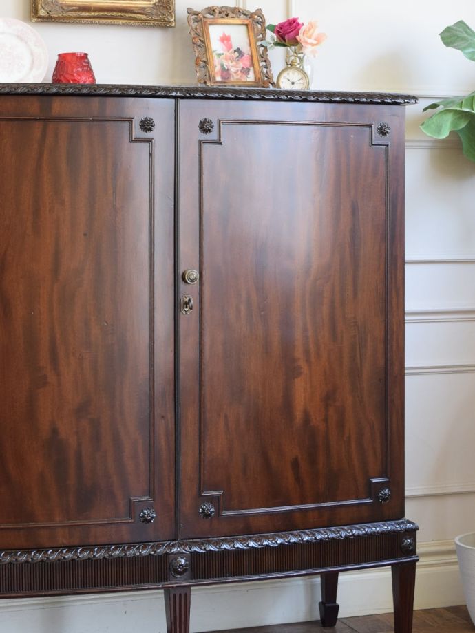 アンティーク家具らしい美しい杢目