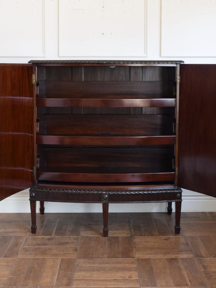 アンティークサイドボードの扉の中