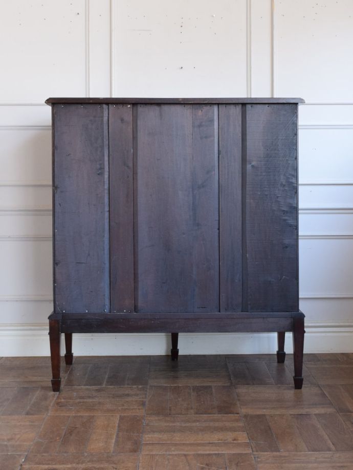 サイドボードの後ろ姿