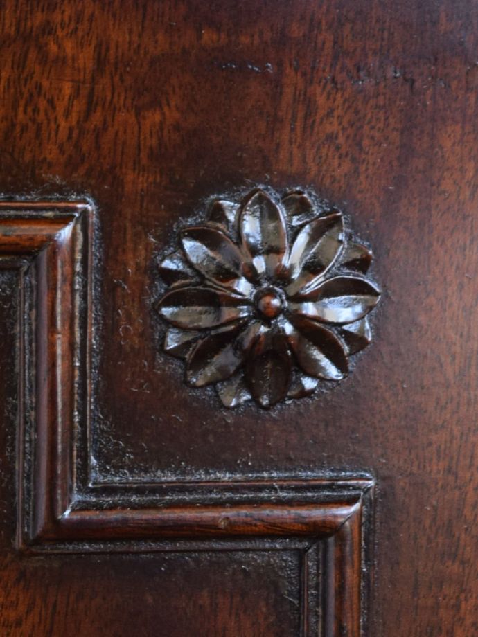 英国アンティーク家具らしい彫