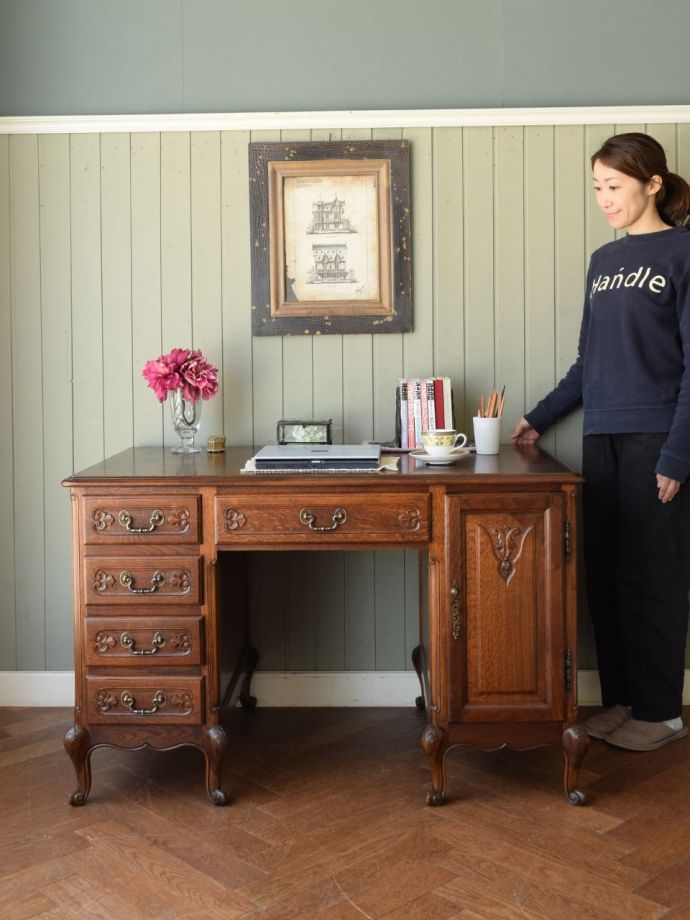 優雅な雰囲気に包まれるエレガントなデスク