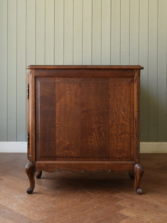 書斎デスクの側面