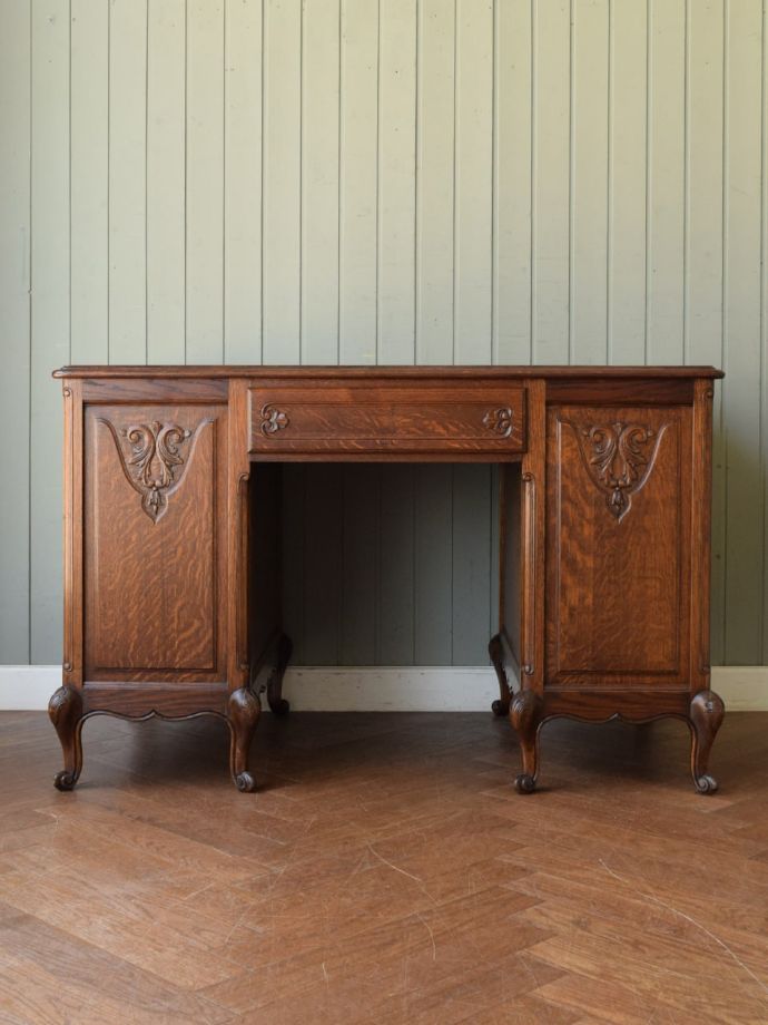 アンティークデスクの後ろ姿