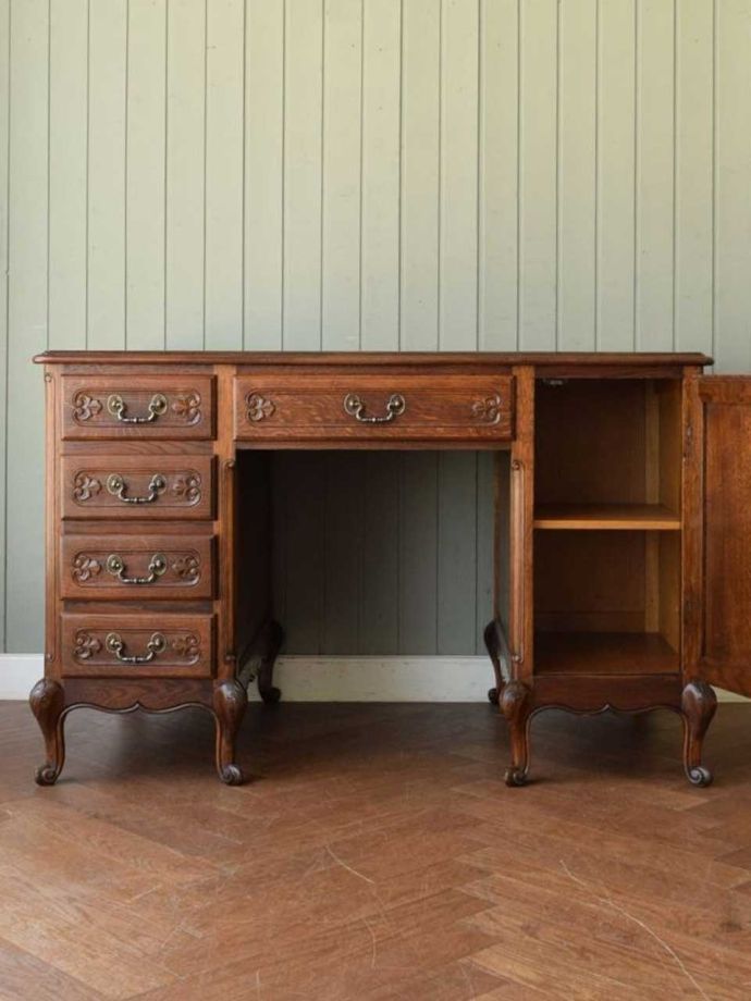 書斎デスクの扉の中