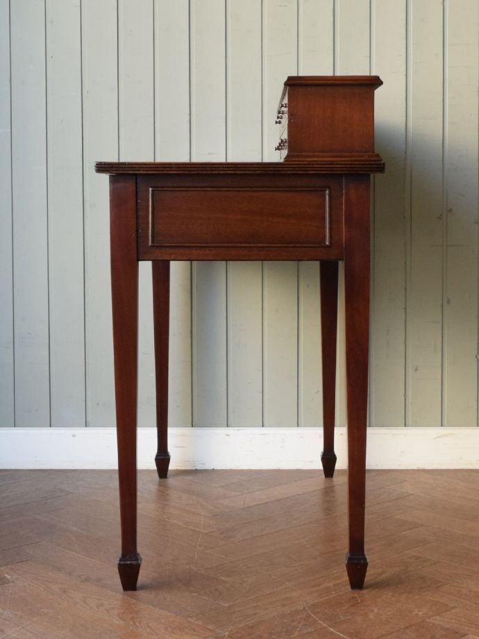 書斎デスクの側面