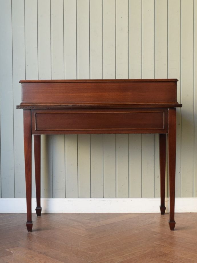 アンティークデスクの後ろ姿