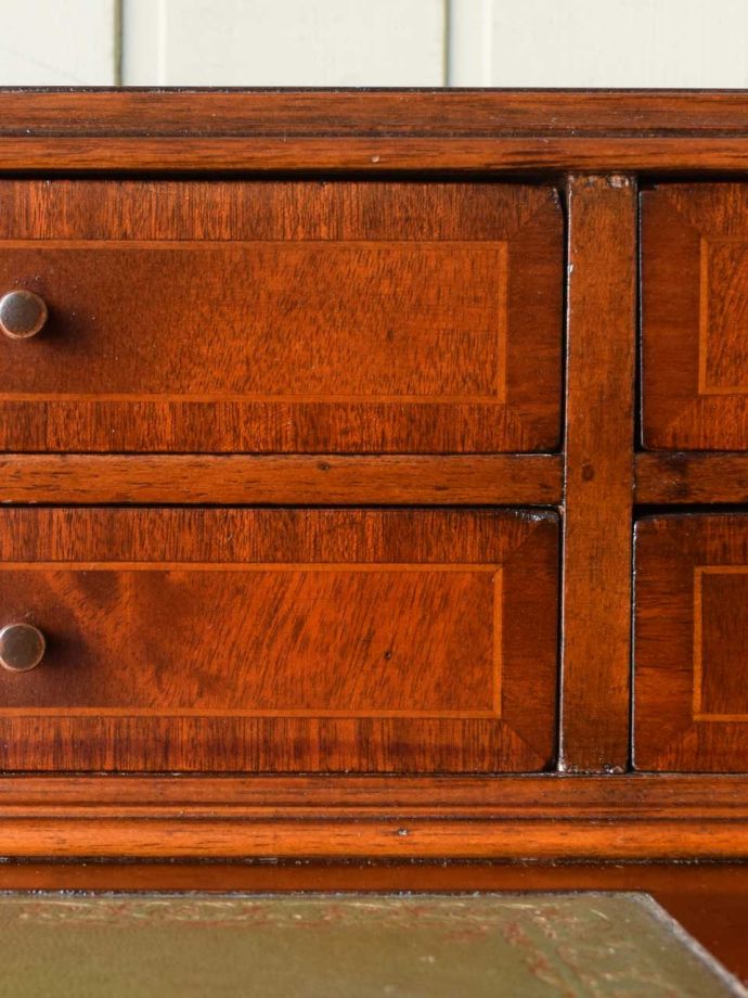 アンティークデスクの装飾