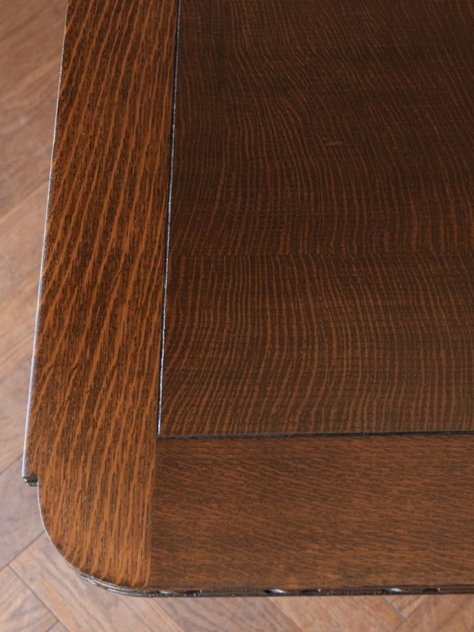 アンティークテーブルらしい木目