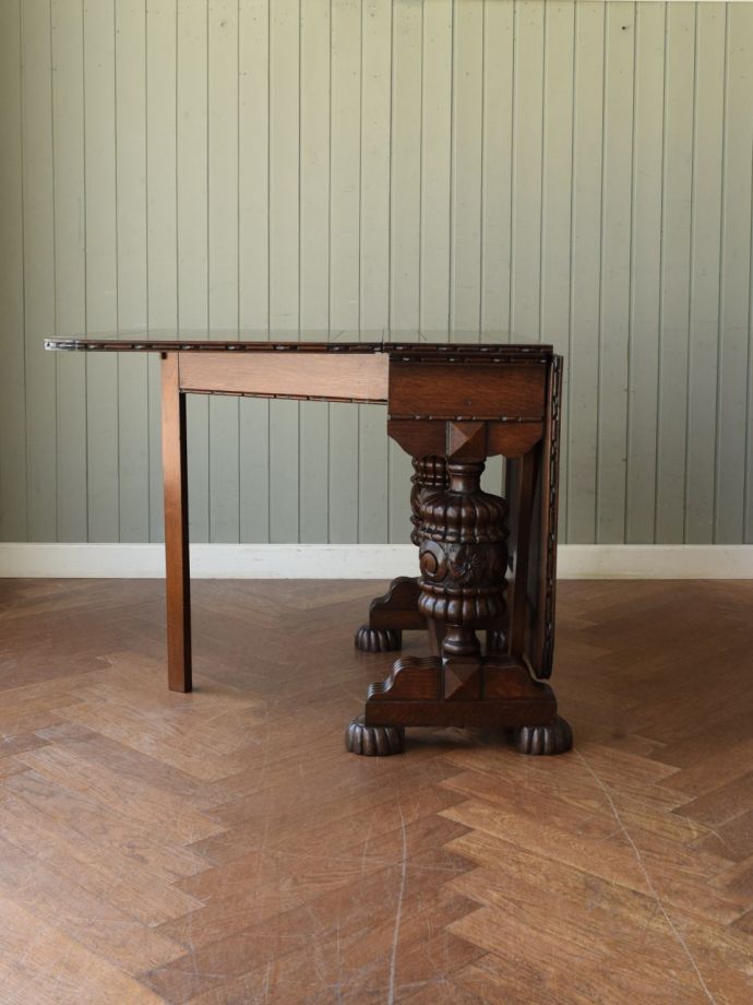 片足を開いた折り畳みテーブル