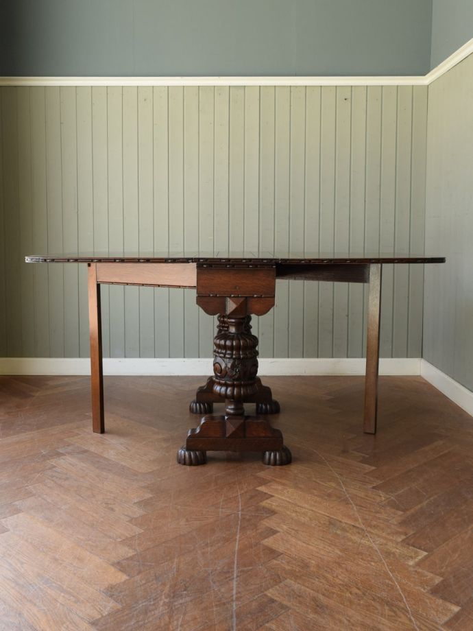 両足を広げた折り畳み式テーブル