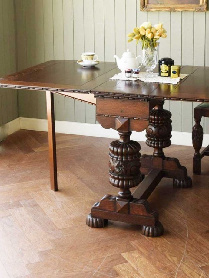 伸長式のおしゃれなアンティークテーブル