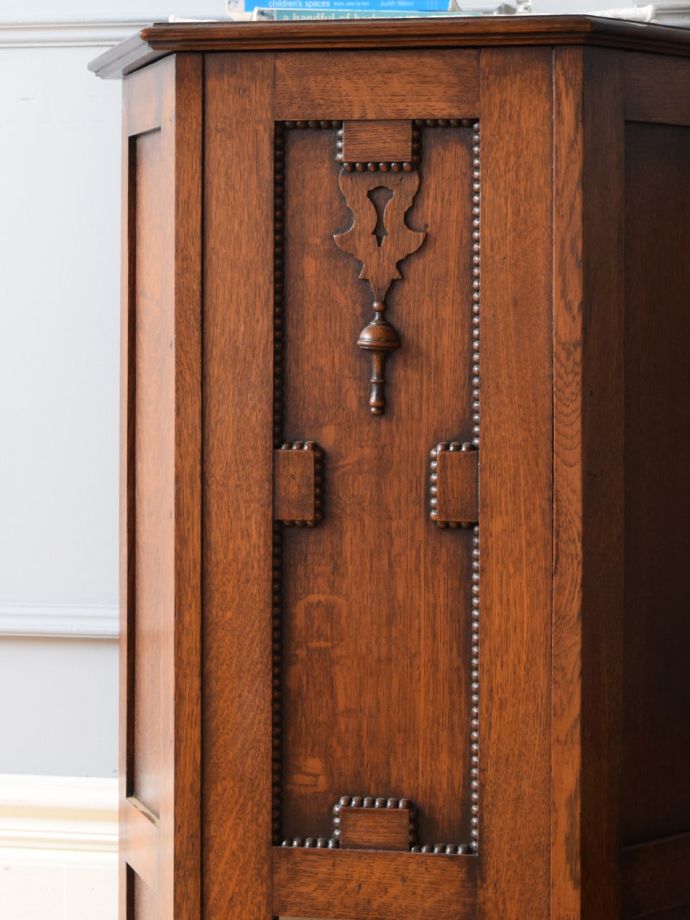 アンティーク家具らしさが漂うブランケットボックス