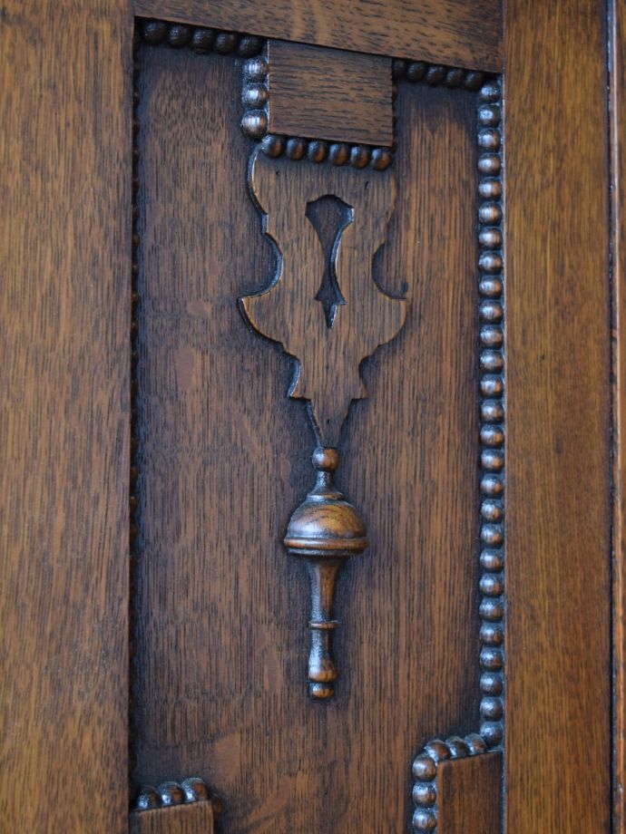 英国アンティーク家具らしい装飾