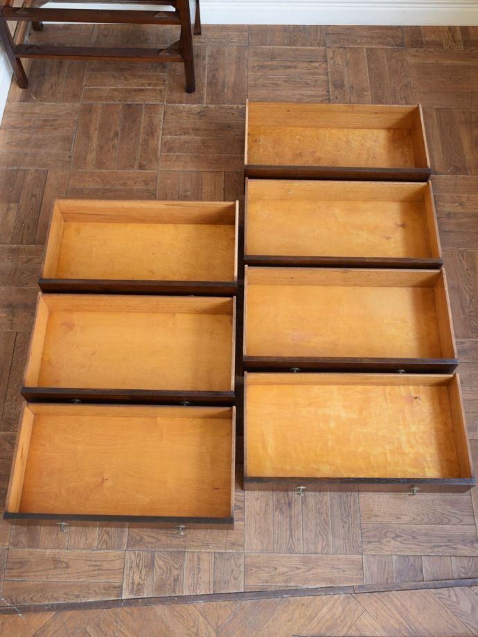 アンティークチェストの引き出しの中